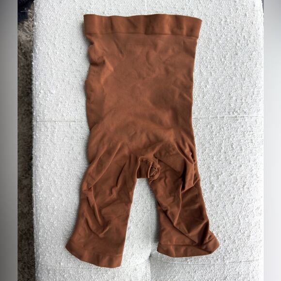 SKIMS Seamless Sculpt High Waisted Above Knee Short Bronze Shapewear XS NWOT - Picture 5 of 5